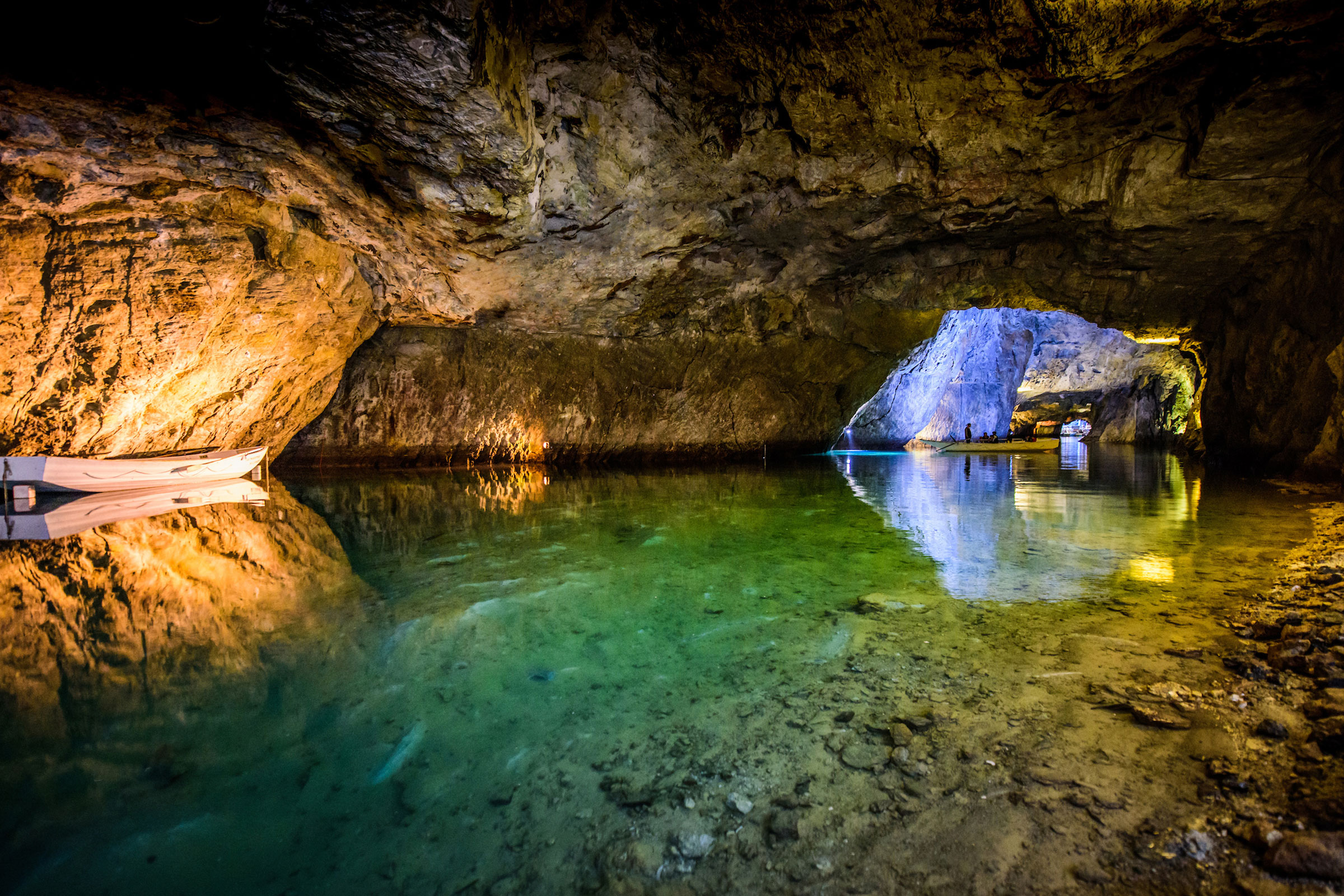 Подземное озеро сен Леонар